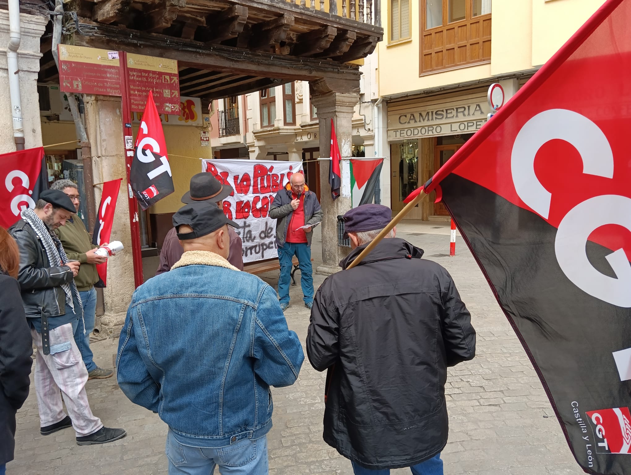 La CGT se concentró en la plaza del Trigo