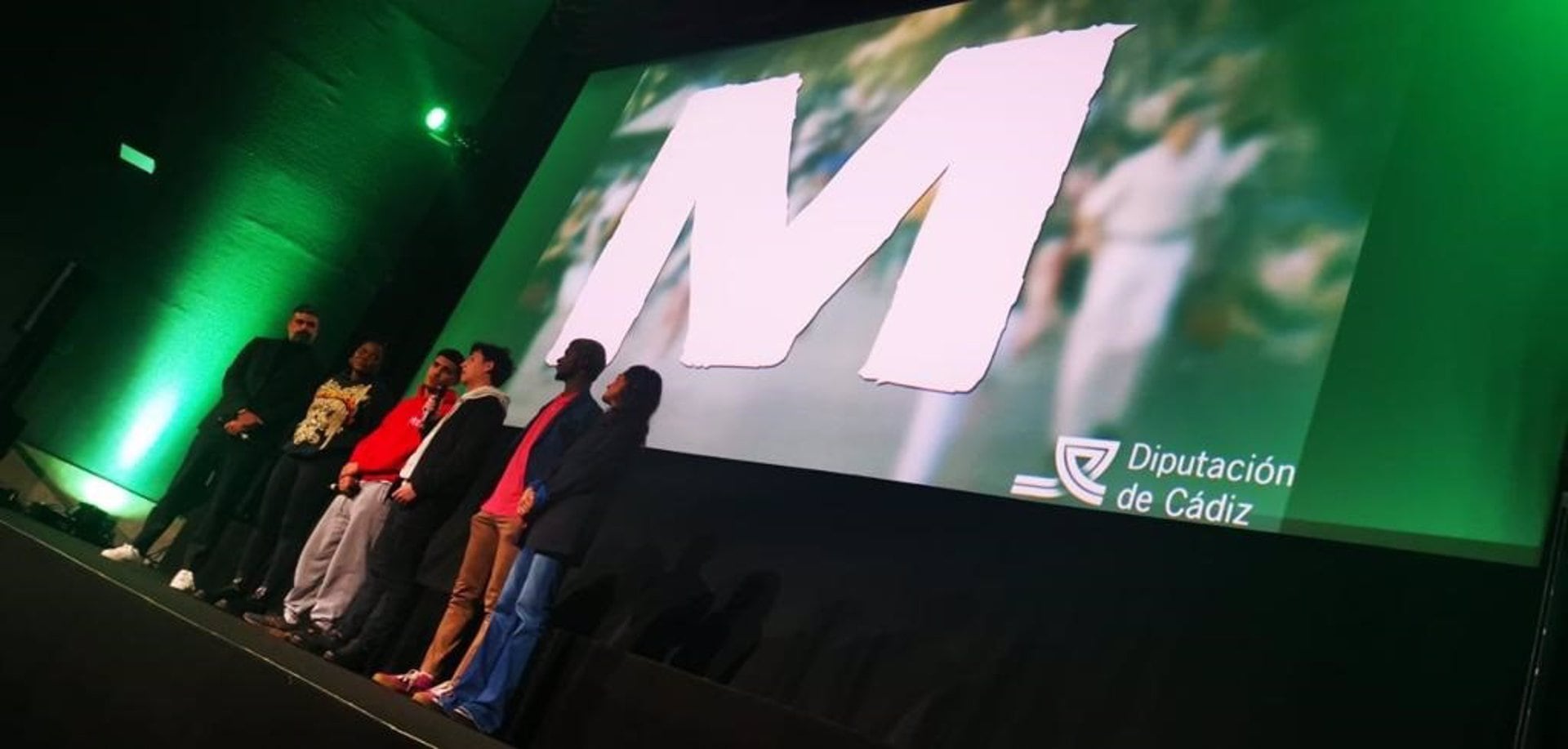 El guionista de &#039;M&#039;, Nicolás Castellano, junto a varios de los menores que participan en el documental, en su presentación en Madrid