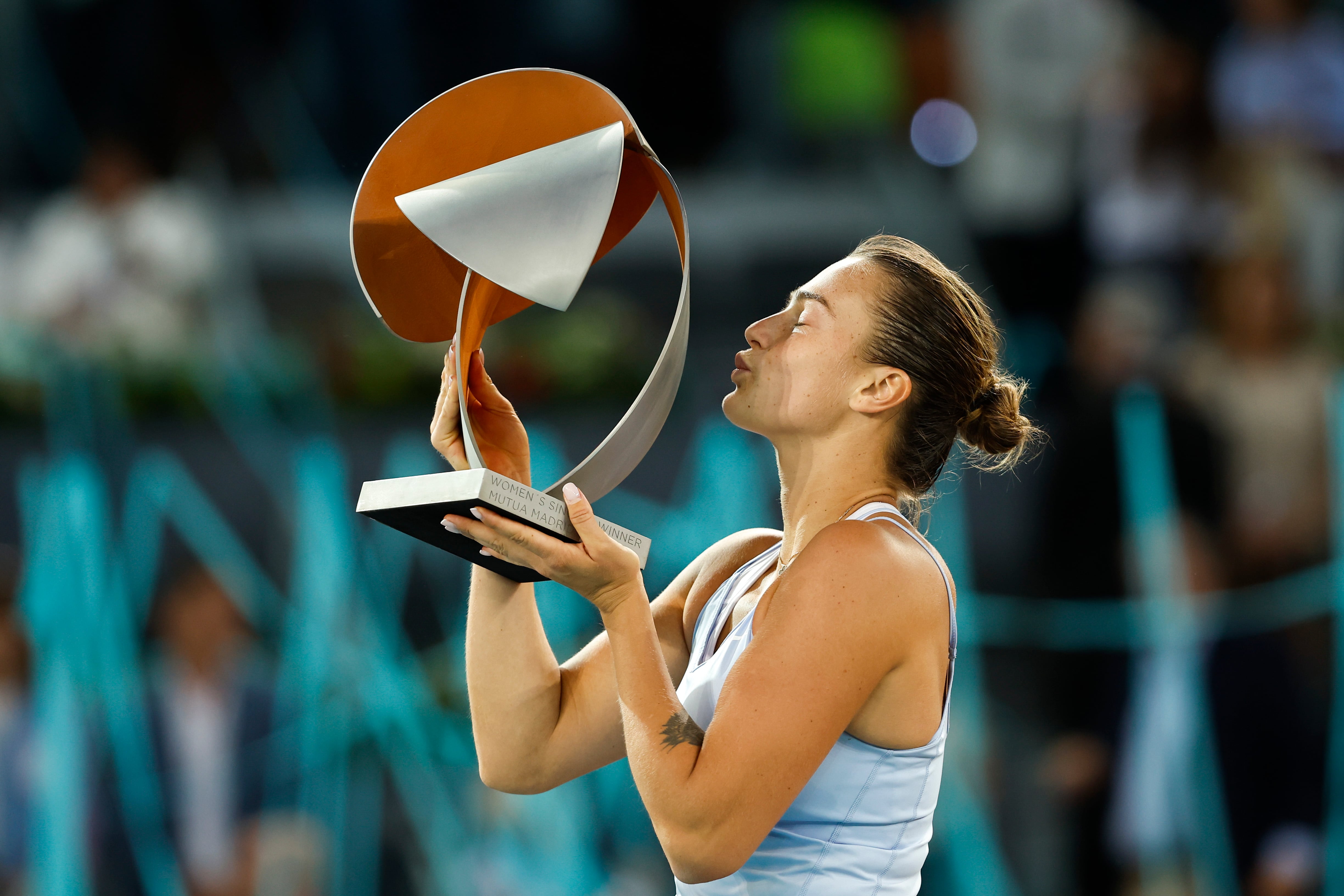 La tenista bielorrusa Aryna Sabalenka besa el trofeo, tras su victoria ante la polaca Iga Swiatek en la final del Mutua Madrid Open