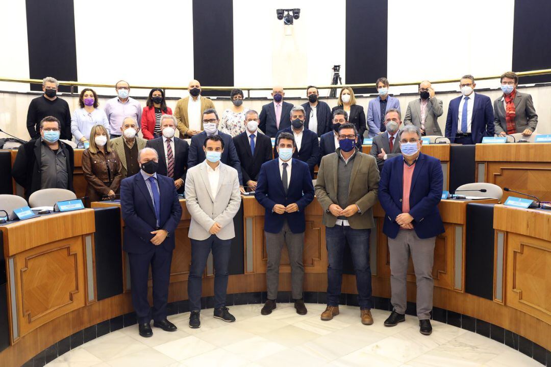 Carlos Mazón, en primera fila (c) en la constitución del Consejo Provincial Económico y Social, este martes.