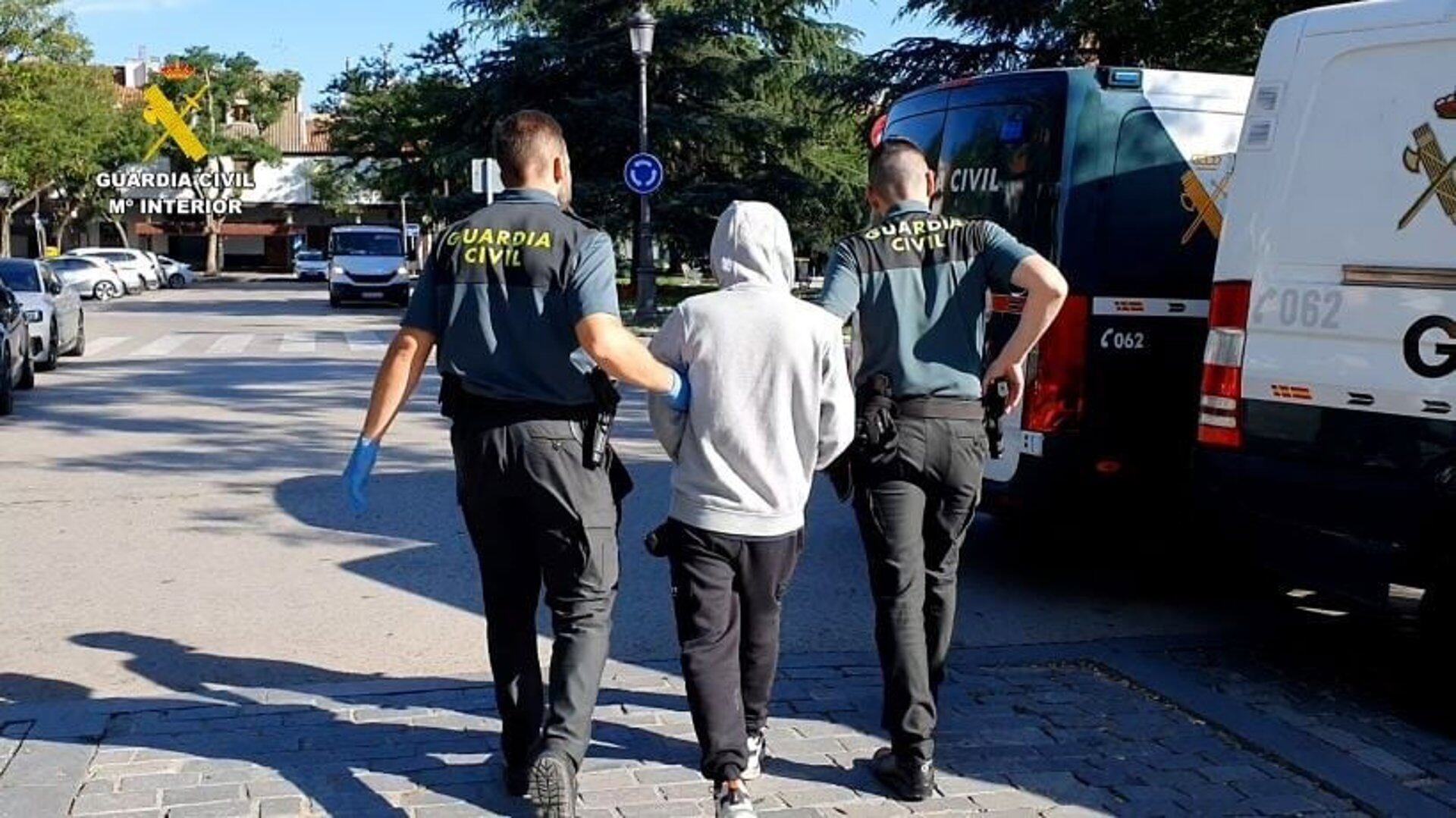 Agentes de Guardia Civil junto con el detenido en Cantillana