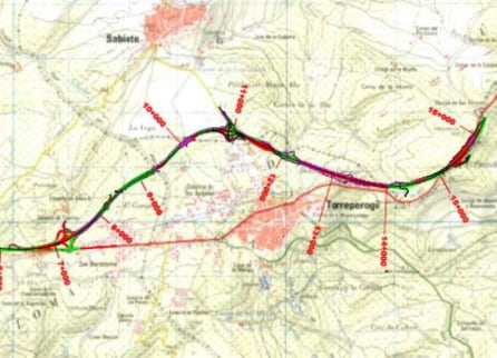 La puesta en servicio de la variante de Torreperogil es uno de los necesarios pasos a seguir para poder terminar las obras en el resto del tramo por la variante de Úbeda. Desde el jueves 24 se utiliza uno de los sentidos de la autovía en ambas direcciones dividiendo la calzada con conos para evitar accidentes, por lo que se trabaja ahora contrareloj para conectar los extremos de la variante y poder separar el tráfico en ambos sentidos utilizándose así las dos calzadas. De esta forma quedaría libre la calzada de la variante de Úbeda que se estaba utilizando hasta ahora como carretera convencional, para enlazarla con el resto de la autovía.