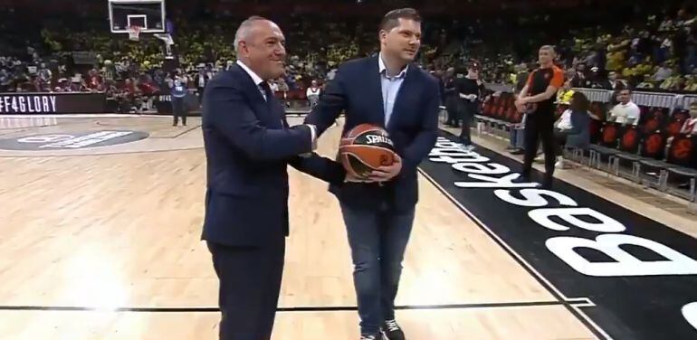 El diputado general, Ramiro González, recibe el testigo de la Final Four para celebrarla en Vitoria en 2019