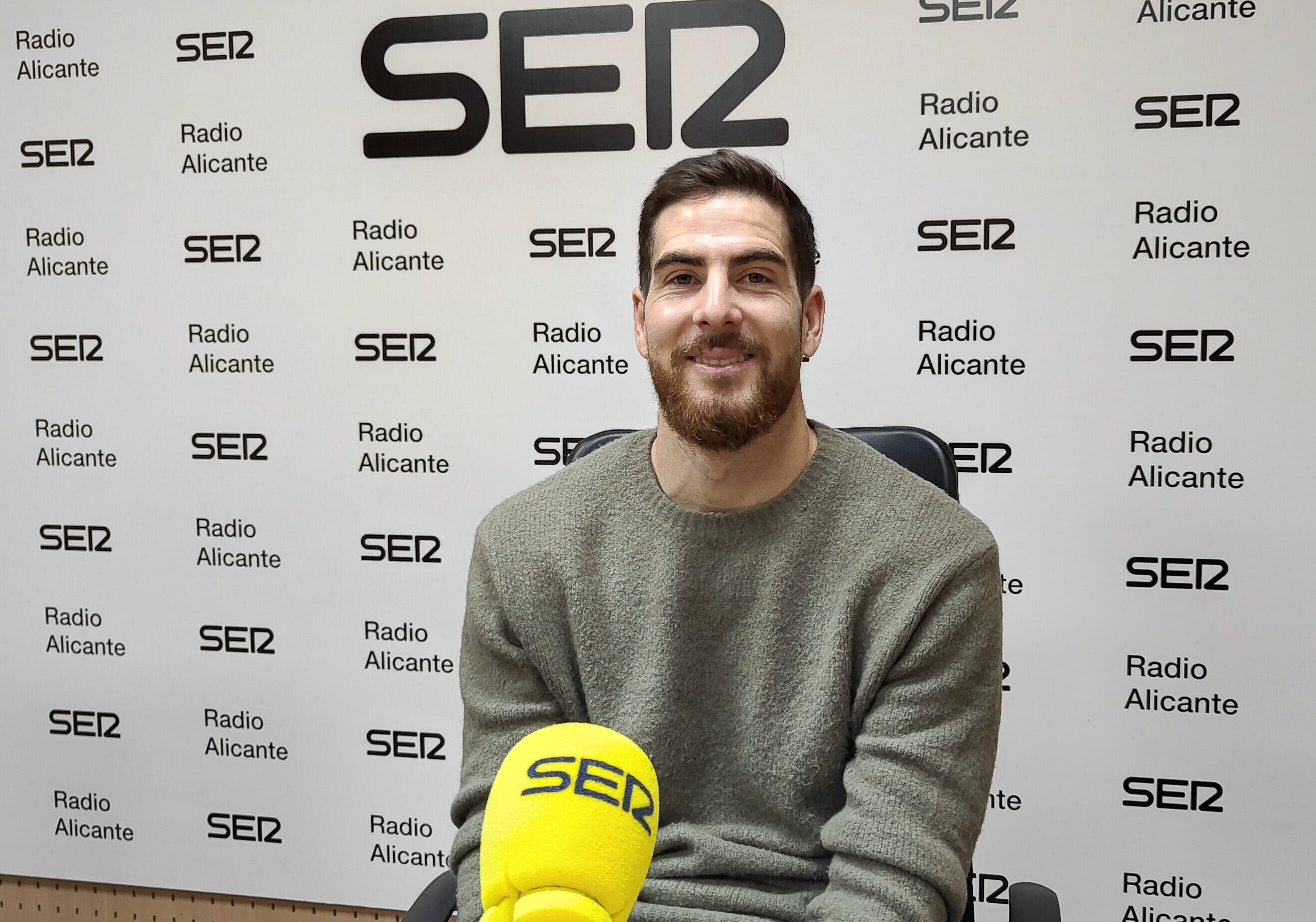 Carlos Abad, portero del Hércules, en los estudios de Radio Alicante