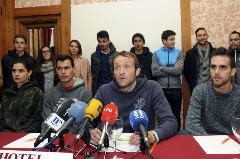 Villacorta habla en presencia de los atletas Alaiz, Arce y Martos