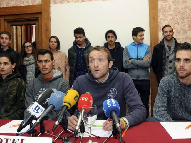Villacorta habla en presencia de los atletas Alaiz, Arce y Martos