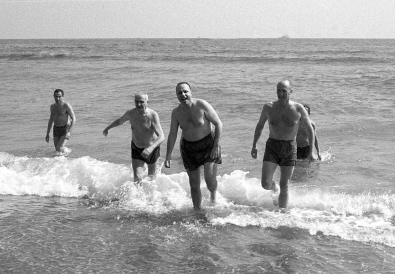 Manuel Fraga y el embajador Angier Biddle Duke se bañan en Palomares.