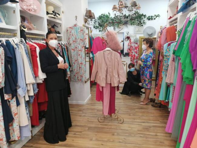 Jose, con su clienta y su compañera en 'Pepa Pozo'.