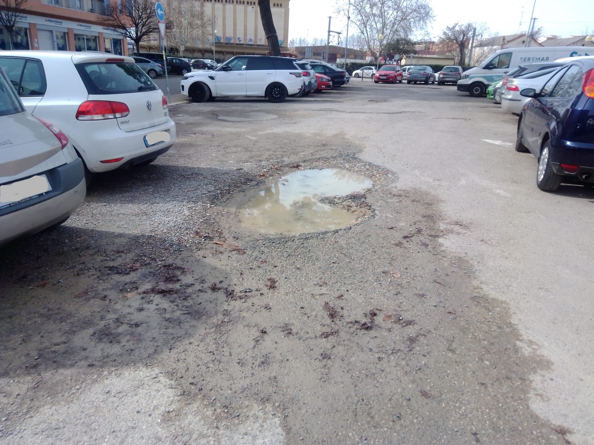 Uno de los baches del aparcamiento