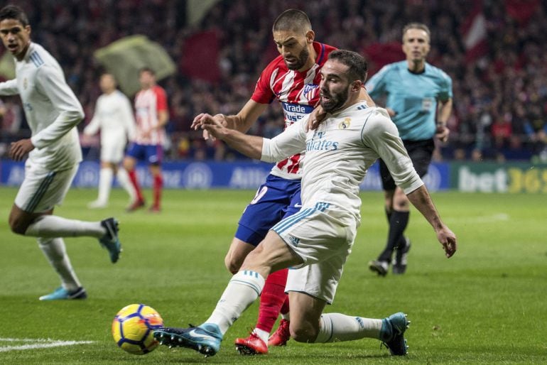 Carvajal pelea un balón ante Carrasco