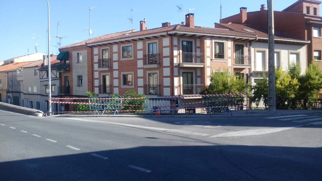 Los servicios municipales han eliminado el seto vegetal en la calle Santa Clara para mejorar la visibilidad en la incorporación a la carretera de Arévalo. El espacio está pendiente de instalar una valla de seguridad.