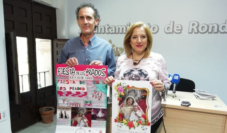 José Pulido, alcalde pedáneo, y Mª Paz Aguilar, delegada de Pedanías en la presentación de la fiesta de Los Prados. 