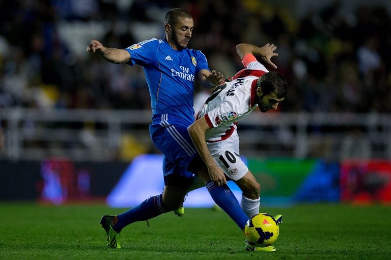 Benzema pelea un balón con Trashorras