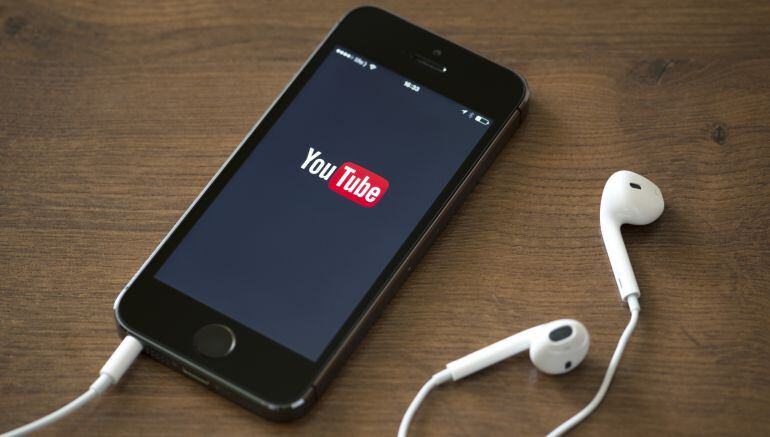 Un smartphone reproduciendo la app de YouTube.