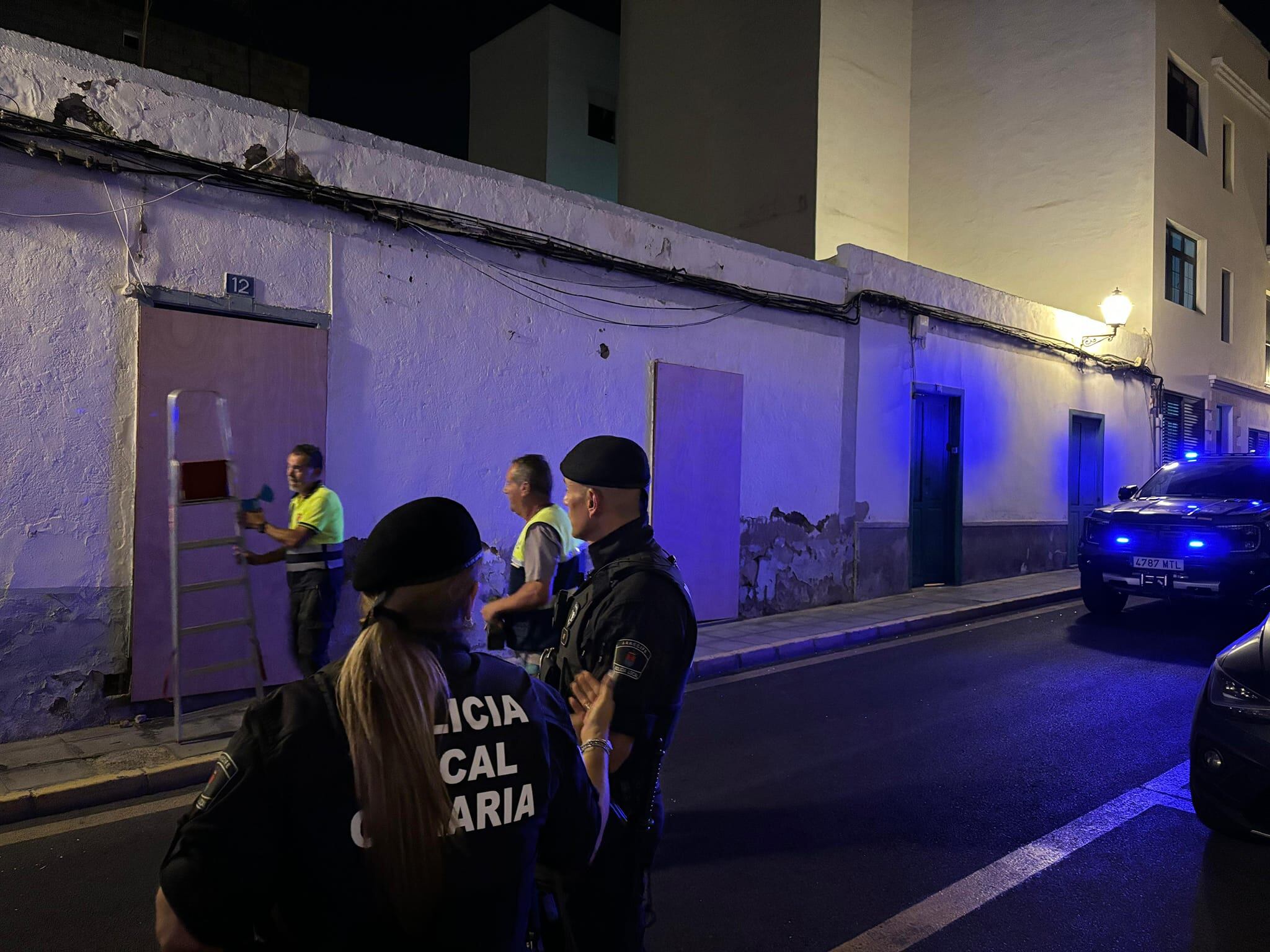 Operarios del Ayuntamiento de Arrecife tapiando los accesos a una casa de &#039;okupas&#039;.