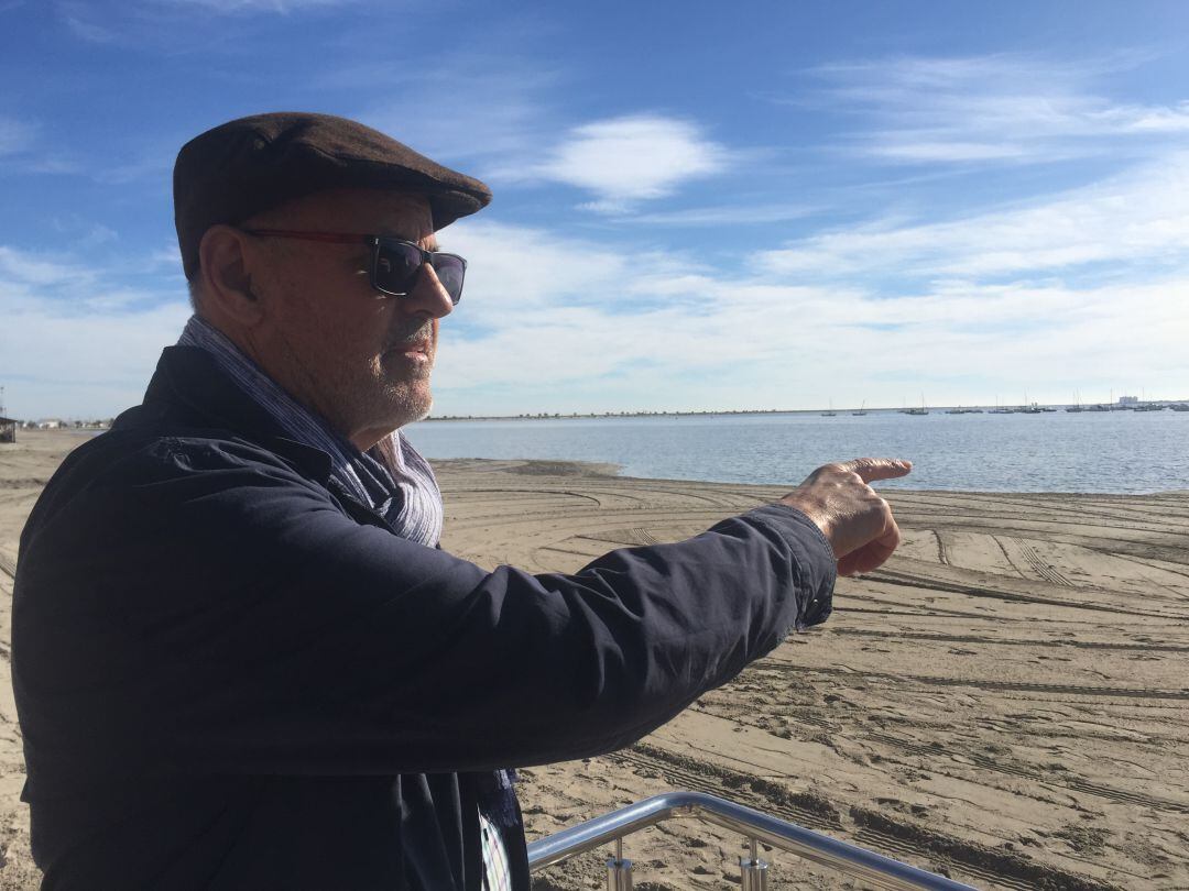 Jesús Antonio Gómez, anterior patrón de la Cofradía de Pescadores de San Pedro del Pinatar, en la playa de Villananitos