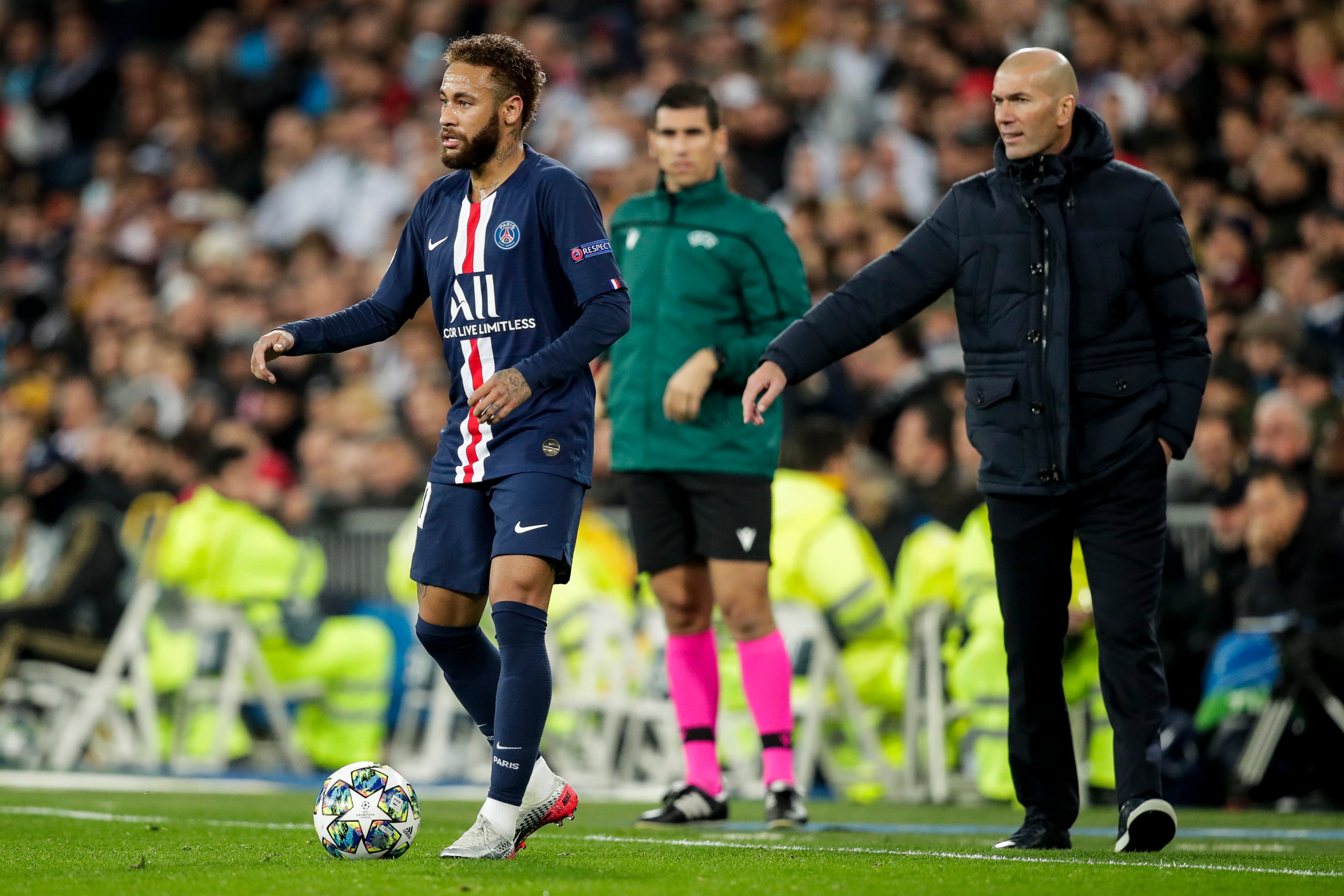 Zidane observa la conducción de Neymar, durante un Real Madrid - PSG de Champions, en 2019.