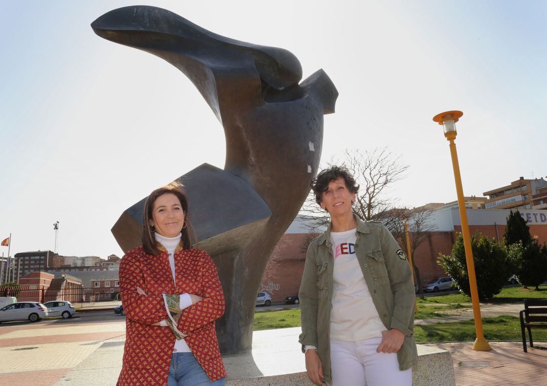 La psicóloga Elena López (I) y su hermana Cristina, experta en comunicación y redes sociales