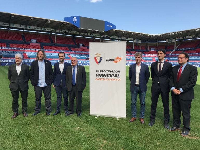 Los representantes de Osasuna y Kirolbet posan tras hacer oficial el acuerdo de patrocinio