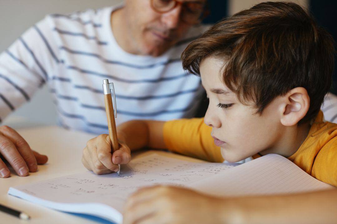 Los deberes continúan siendo un asunto controvertido en educación.