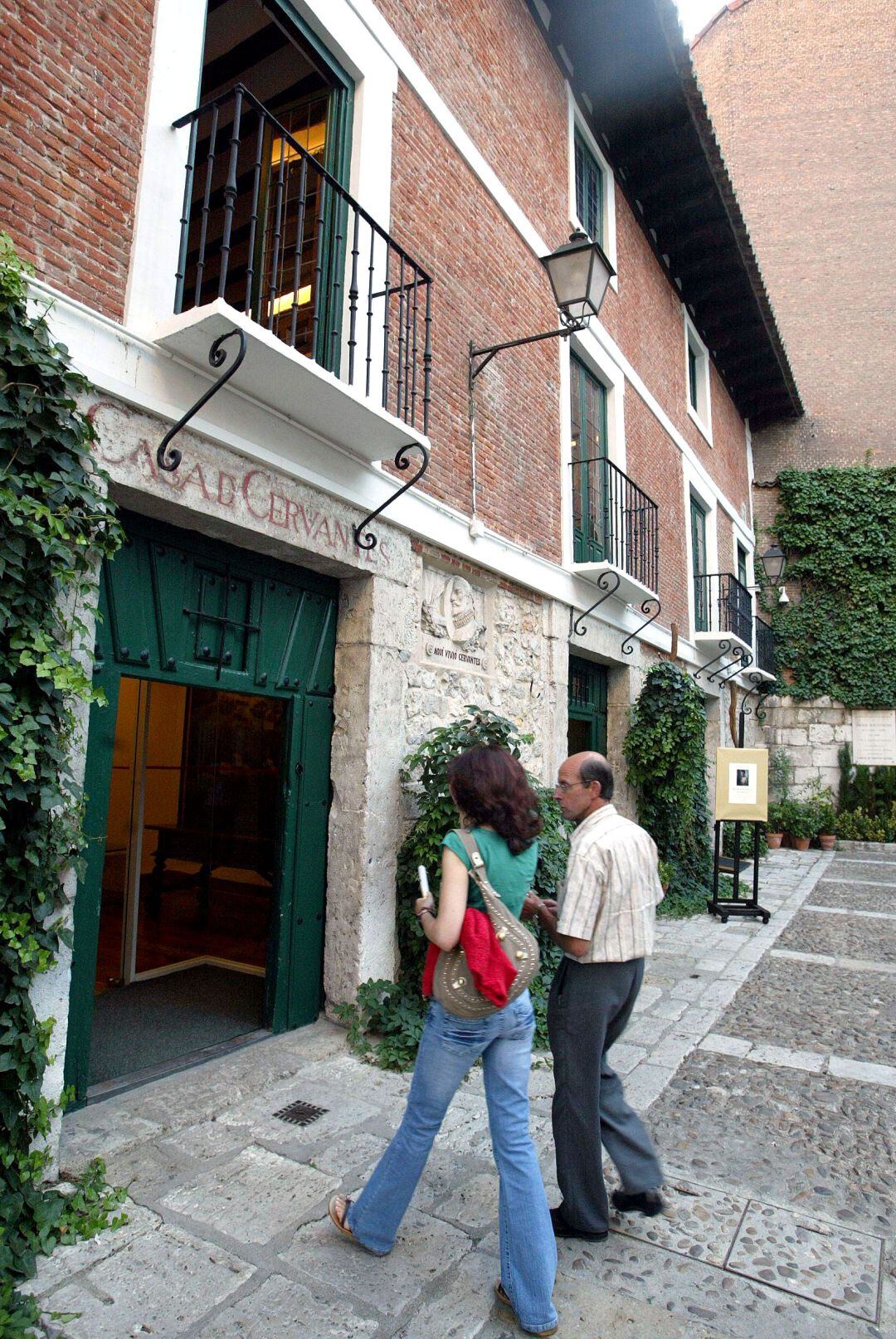  Dos visitantes acceden a la Casa de Cervantes en Valladolid 