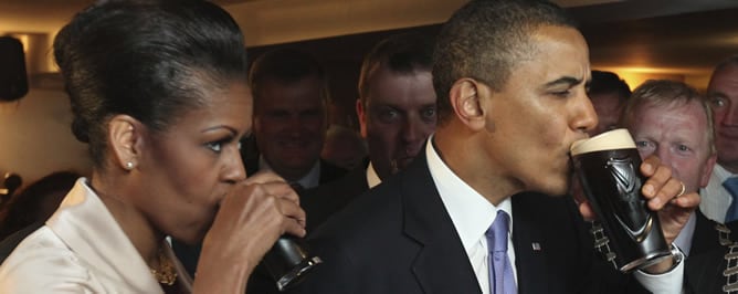 Barack Obama y su esposa Michelle toman una pinta de Guinness en el pub &#039;Ollie Hayes&#039; de Moneygall