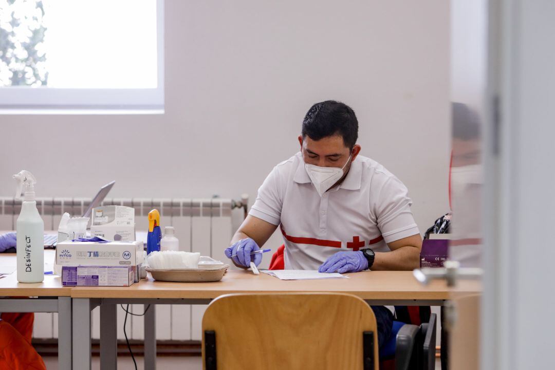 Un sanitario de Cruz Roja durante la realización de test rápidos