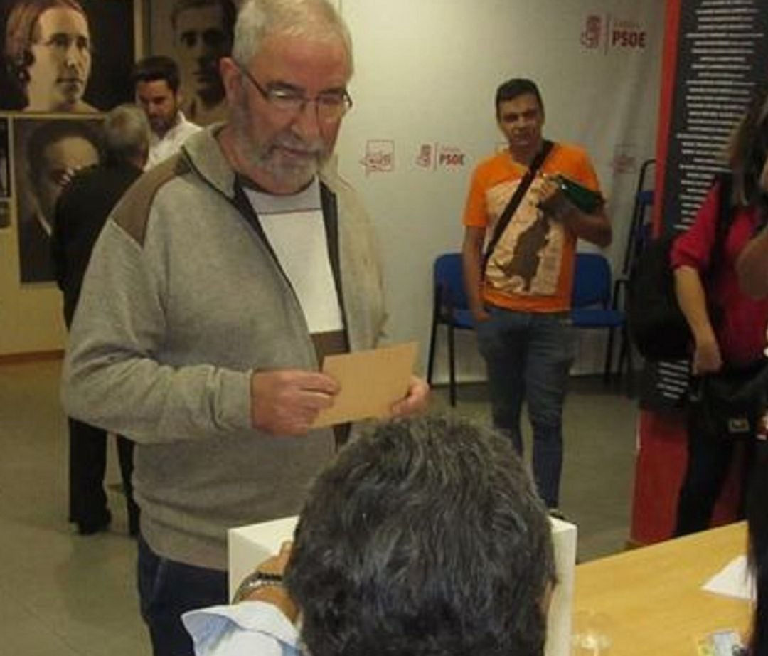 Ángel Gavilán, votando en las primarias del Psoe en 2017