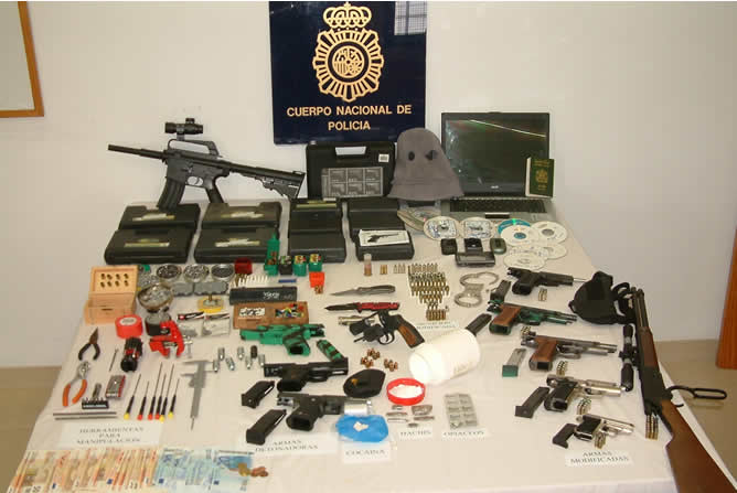 Han sido intervenidas pistolas y rifles modificados para hacer fuego real. Cinco personas han resultado detenidas en esta operación