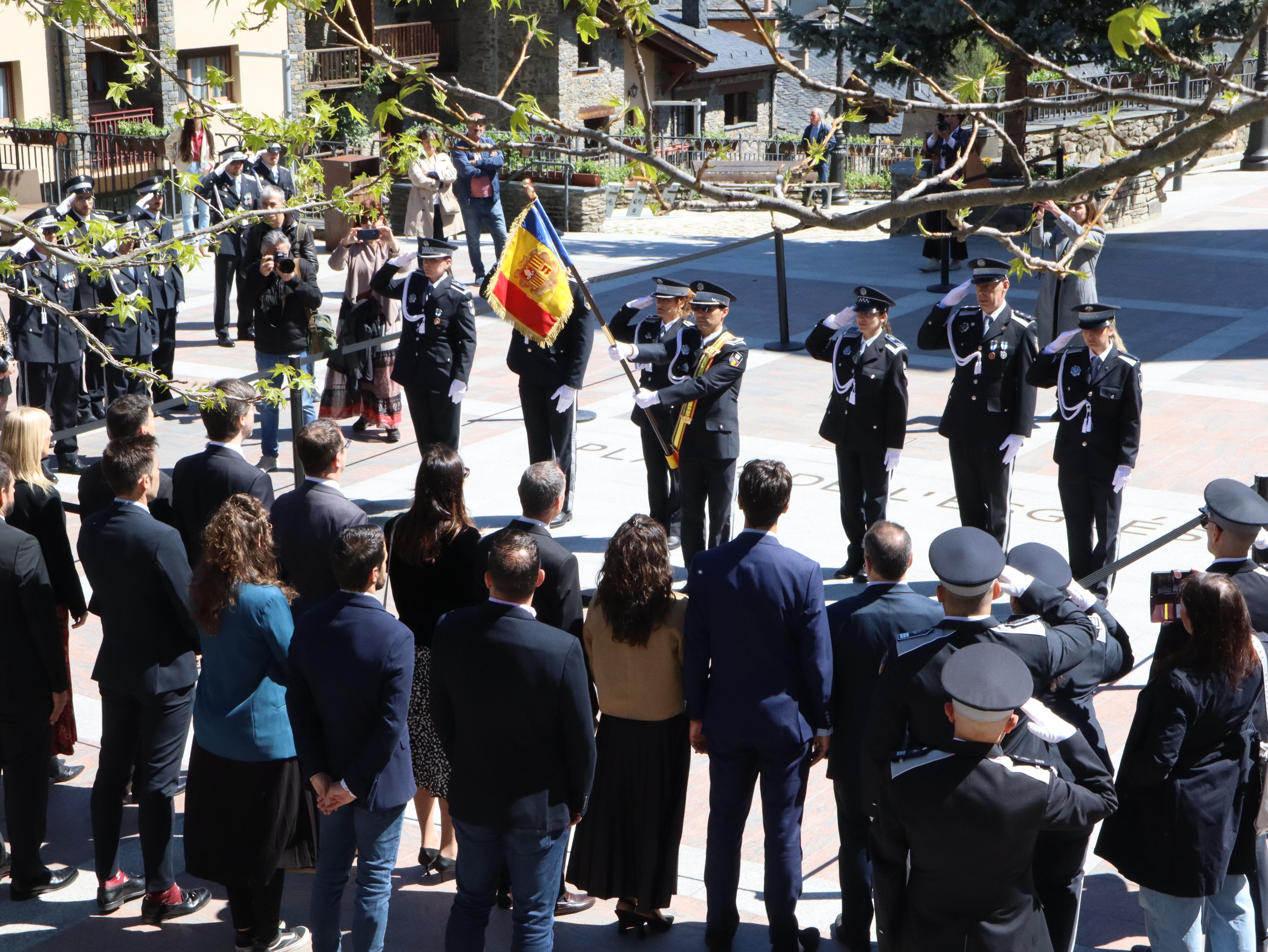 Un moment de l'acte de l'honors a la bandera a la plaça de l'església de la Massana amb motiu de la diadia dels agents de circulació.