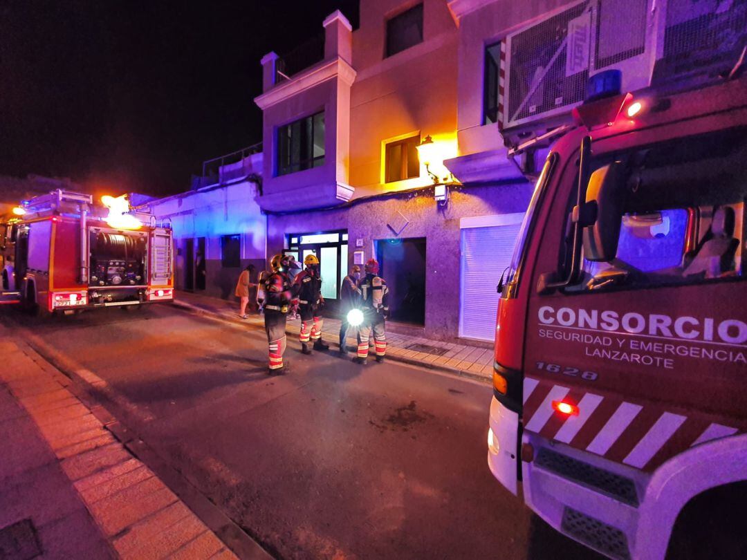 Los bomberos en la puerta de la vivienda afectada.