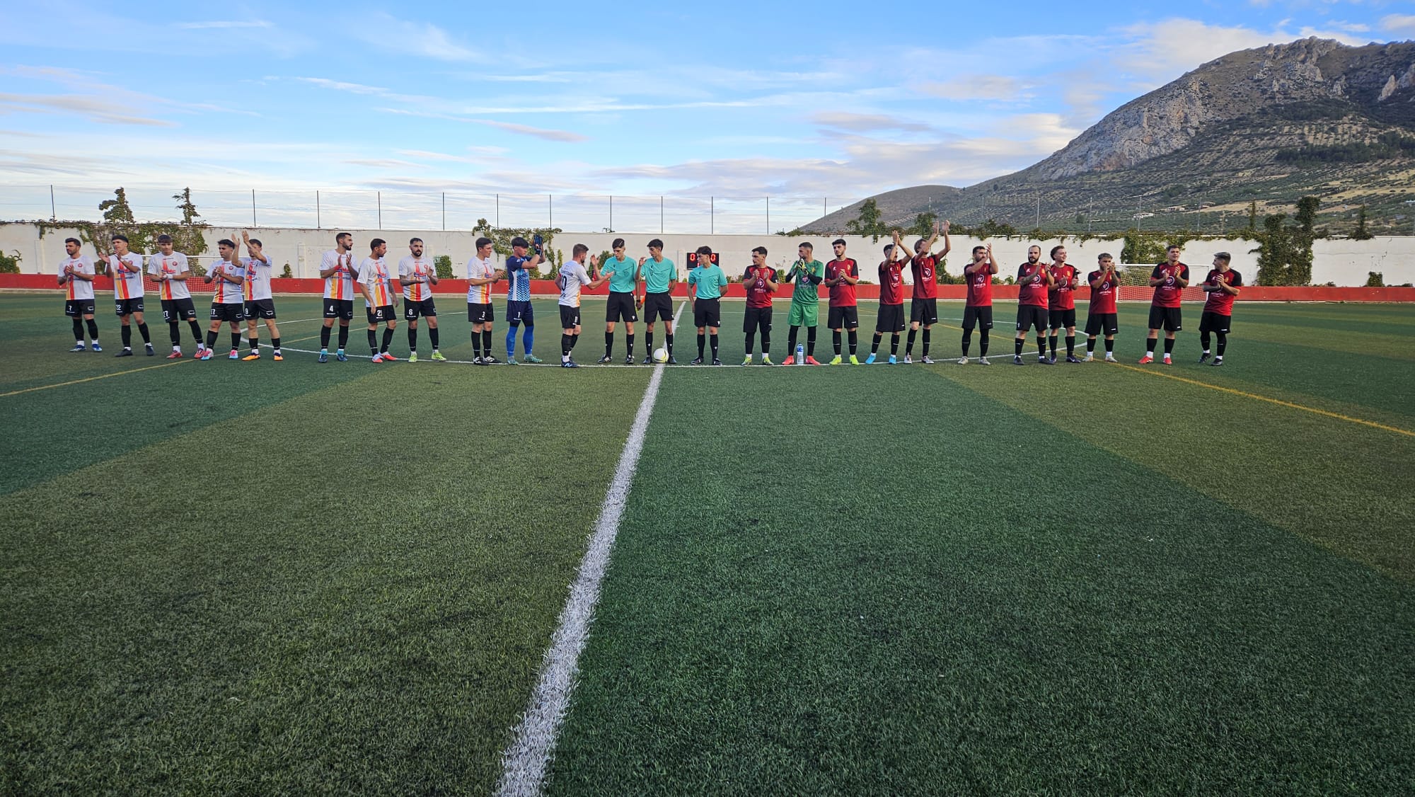 Saludo inicial entre equipos y trío arbitral