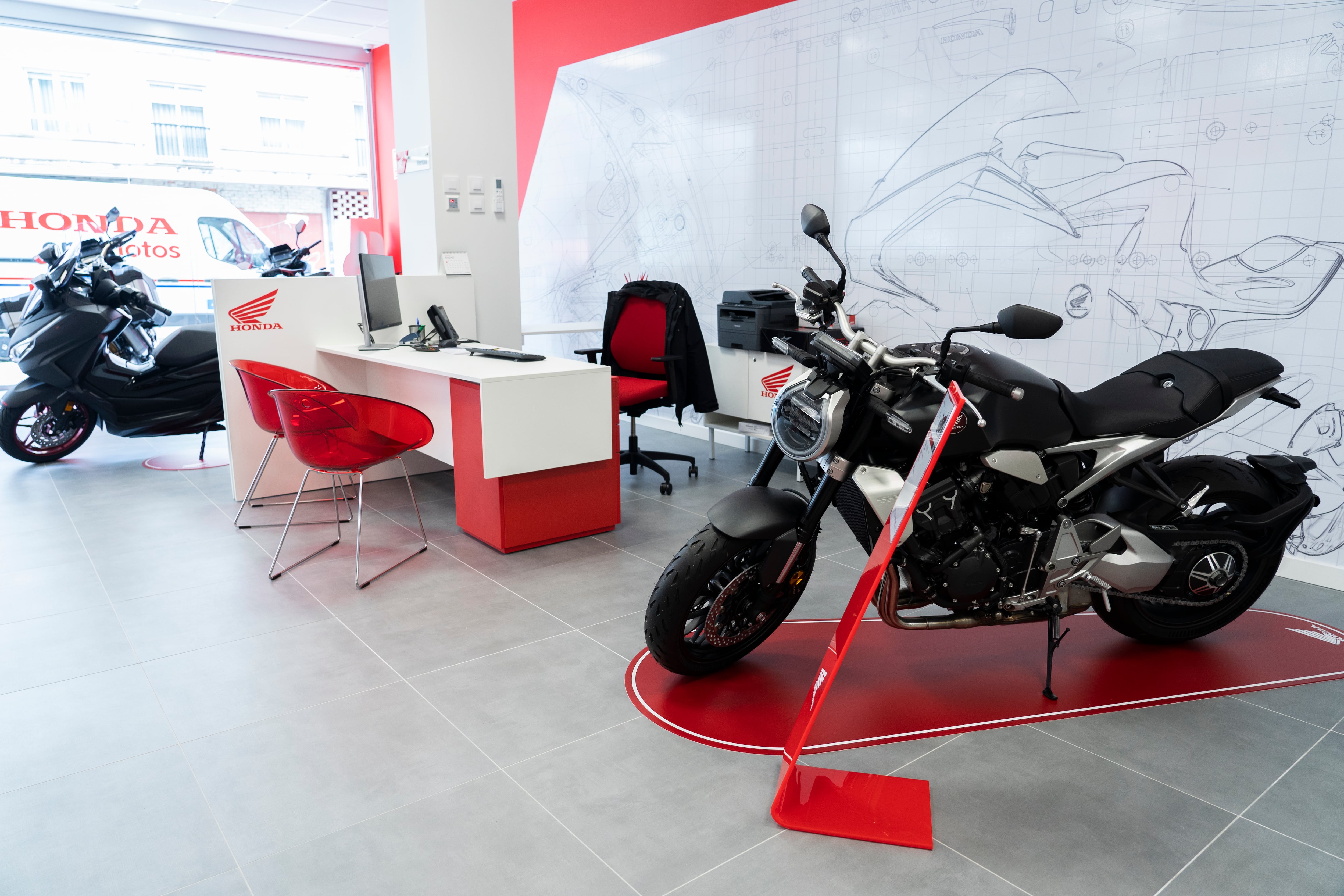 Interior del nuevo concesionario de ENEMOTOS en Pontevedra