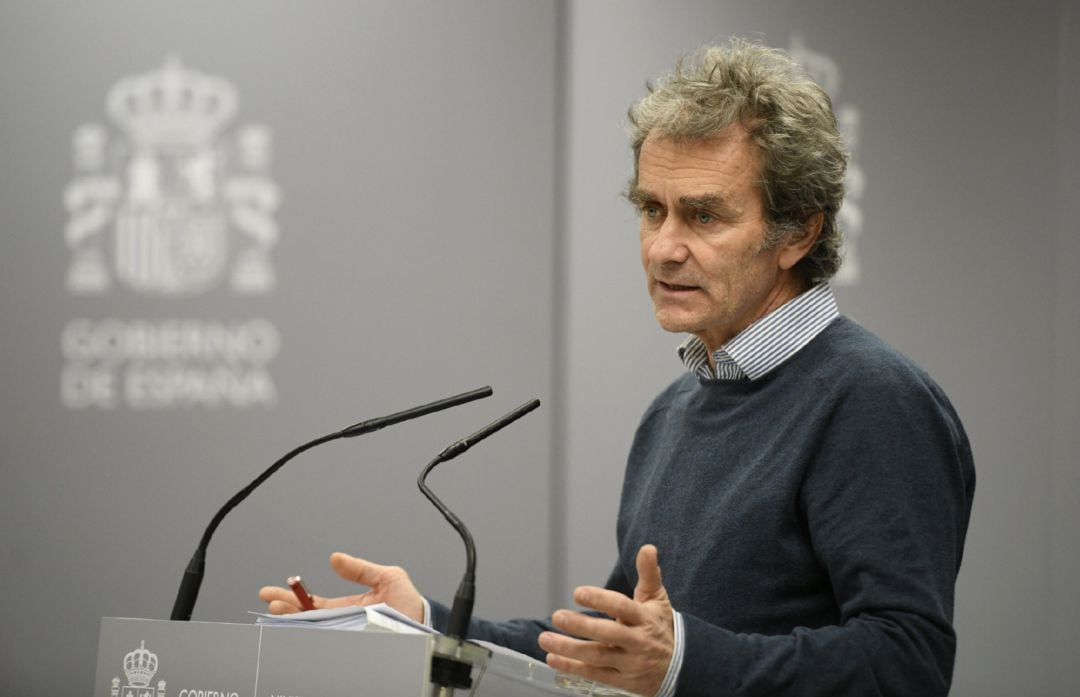 El director del Centro de Coordinación de Alertas y Emergencias Sanitarias (Ccaes), Fernando Simón, interviene en la rueda de prensa para informar sobre la situación del Coronavirus en España tras confirmarse 3 muertes y 245 casos, en el Ministerio de San