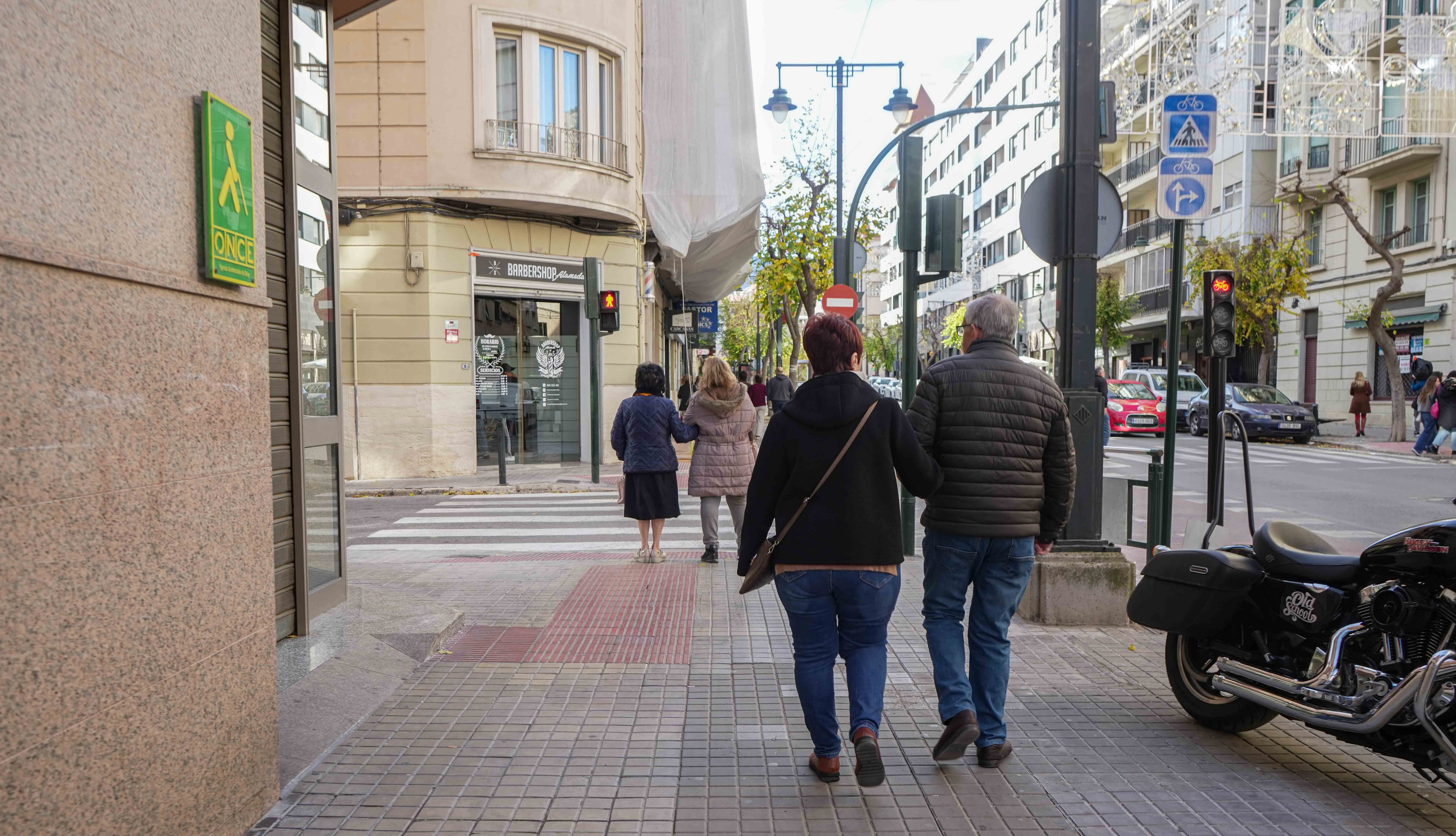 Dos personas pasean por Alcoy