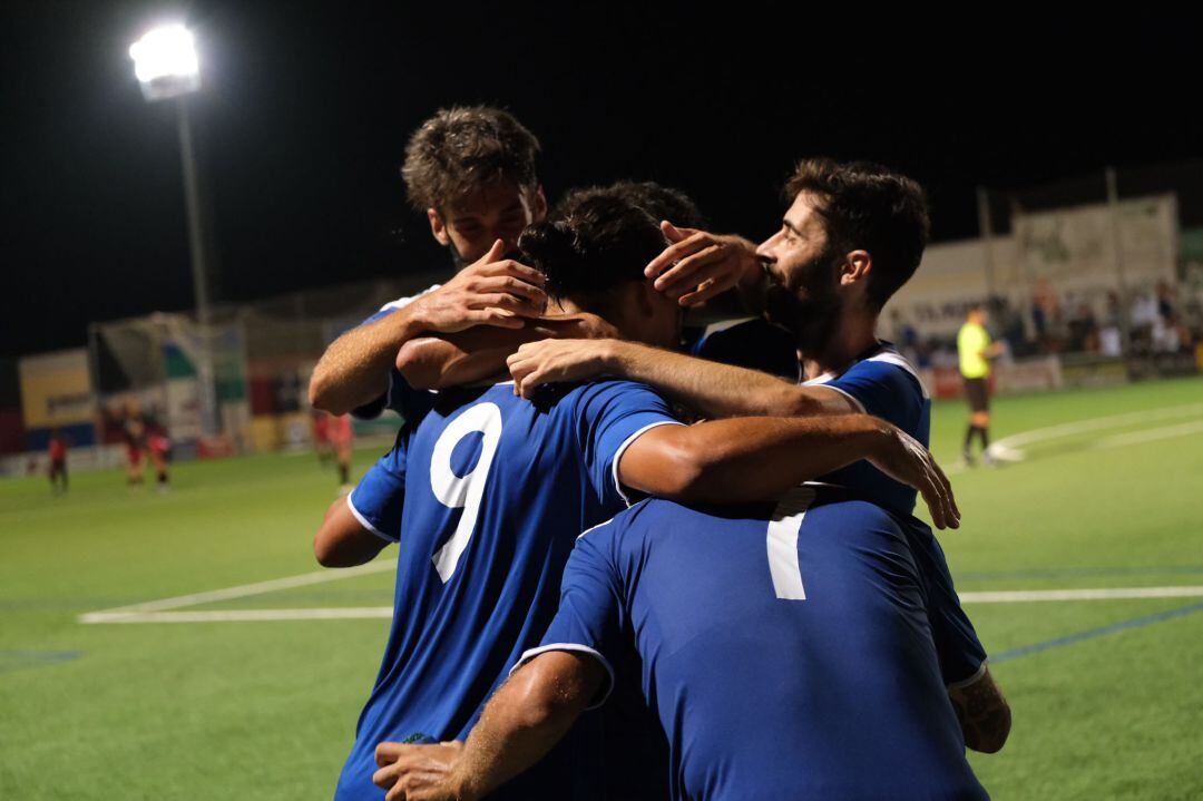 Jugadores del Xerez CD celebrando uno de los goles en Puente Genil