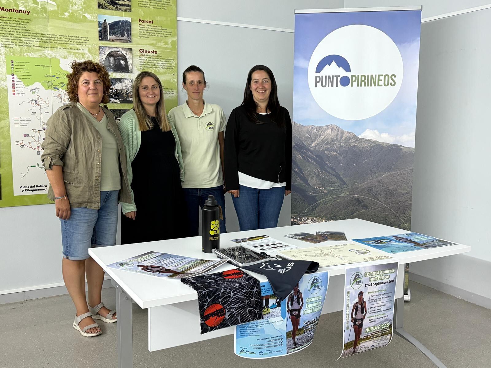 Miembros de la junta directiva de la Asociación Punto Pirineos,  alcaldesa de Montanuy y representante de Vuela Sobre Montañas
