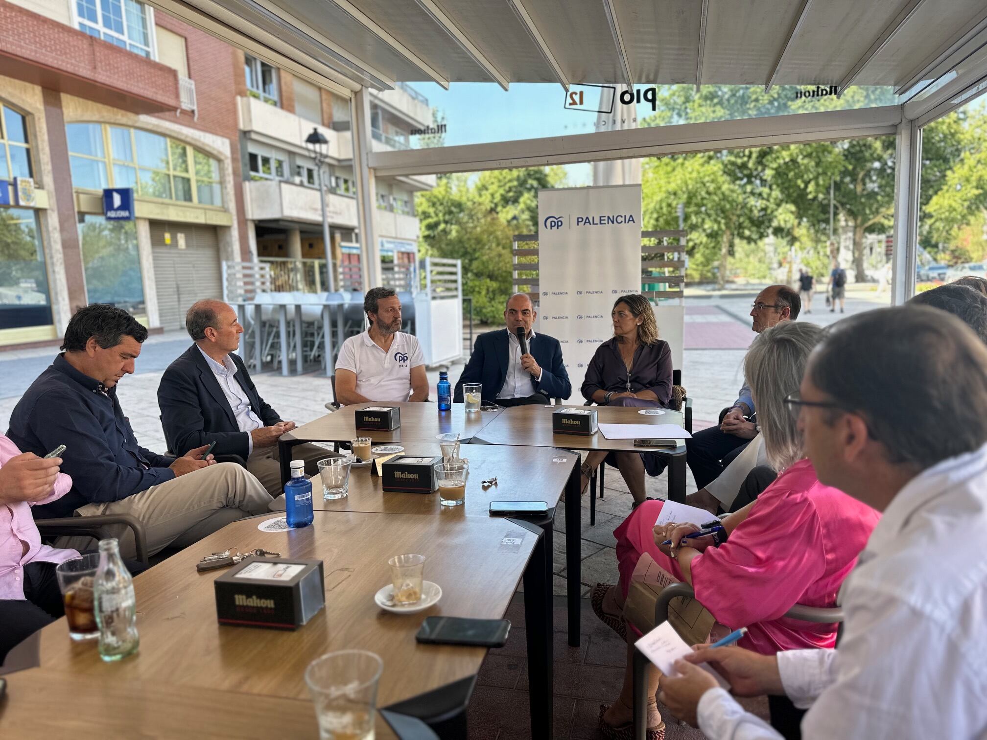 Los candidatos al Congreso y al Senado del PP de Palencia, han celebrado un encuentro con autónomos y empresarios