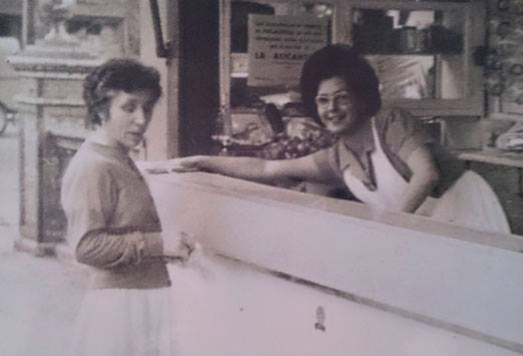 Mercedes Morillo, propietaria de La Alicantina, en los años 50 en su kiosko de la Plaza Alta de Algeciras.