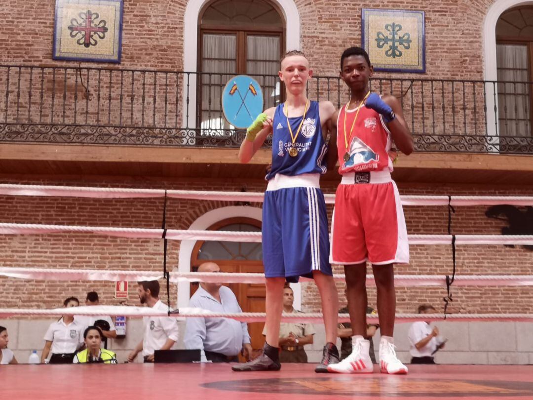 El púgil ribereño Diala Sissoko (rojo) junto a su oponente, David Yarosh.