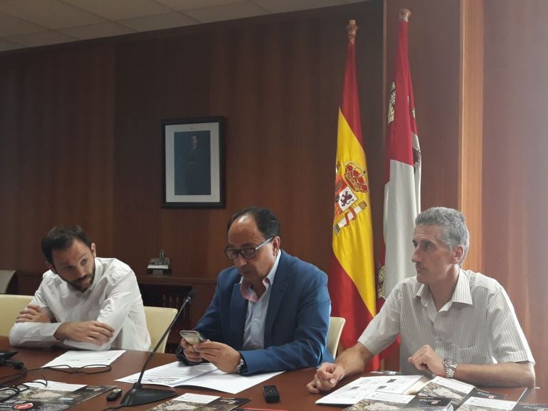 Rodrigo Gómez, del CESEFOR, Manuel López Represa, delegado de la Junta, y José Antonio Lucas, responsable de medio ambiente, en la rueda de prensa.