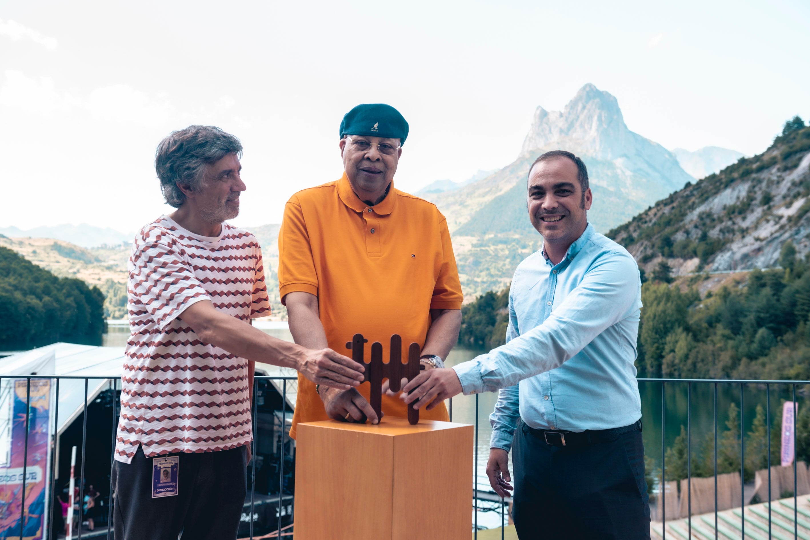 El artista Chucho Valdés ha sido uno de los premiados este año en Pirineos Sur. En la imagen, junto al diputado de cultura, Carlos Sampériz, y el director del festival, Sergio Vinadé