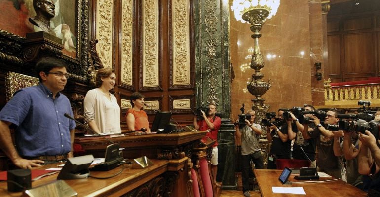 GRA090. BARCELONA, 14/07/2015.- La alcaldesa de Barcelona, Ada Colau (2i), el primer teniente de alcalde, Gerardo Pisarello (i), y la segunda teniente de alcalde, Laia Ortiz (3d), al comienzo del primer pleno del mandato de Colau tras su proclamación como alcaldesa de Barcelona, en el que se debate la propuesta del nuevo cartapacio con el que Barcelona en Comú completa la reorganización municipal, sin que haya un acuerdo inicial entre el gobierno y la oposición. EFE/Marta Pérez