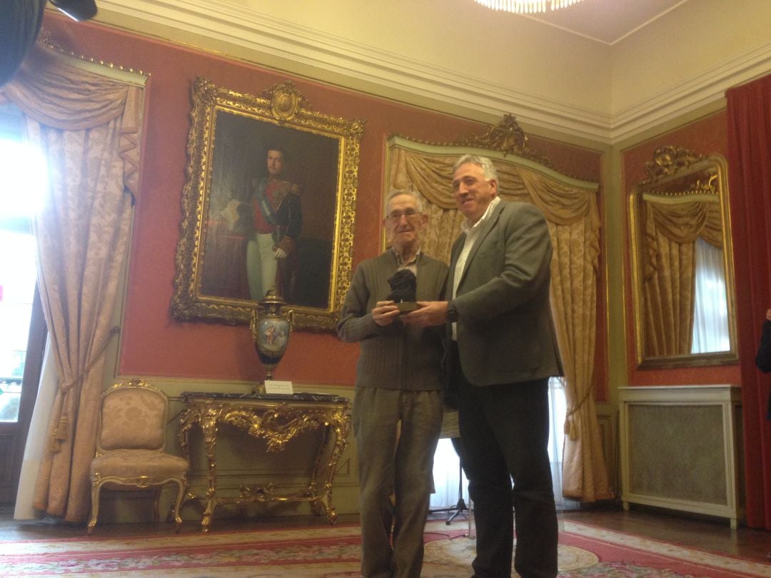 Pello Apezetxea recibiendo el premio a manos de Joseba Asiron