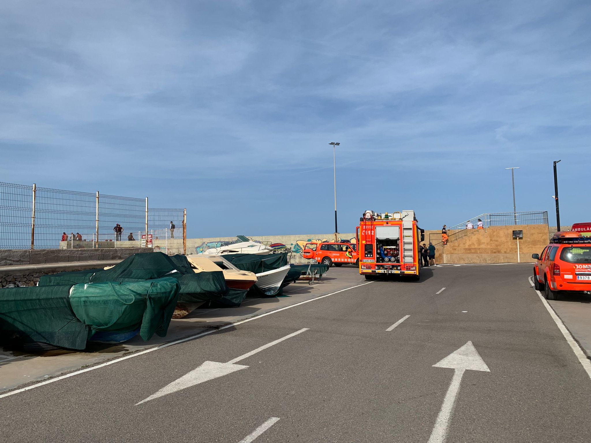 Imágenes del dispositivo de búsqueda de un menor desaparecido este sábado en la playa de Canet d&#039;En Berenguer.