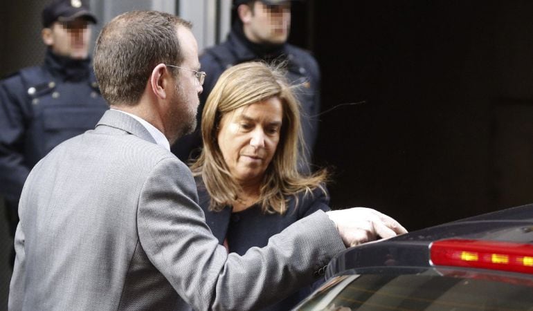 La exministra de Sanidad Ana Mato, a su salida de la Audiencia Nacional el 13 de marzo de 2015, tras ir a recoger el auto de apertura de juicio oral de la trama Gürtel.