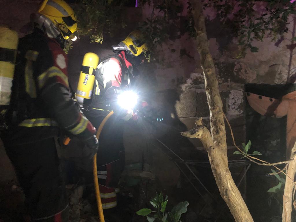 Los bomberos apagando el incendio en una casa abandonada de Arrecife.