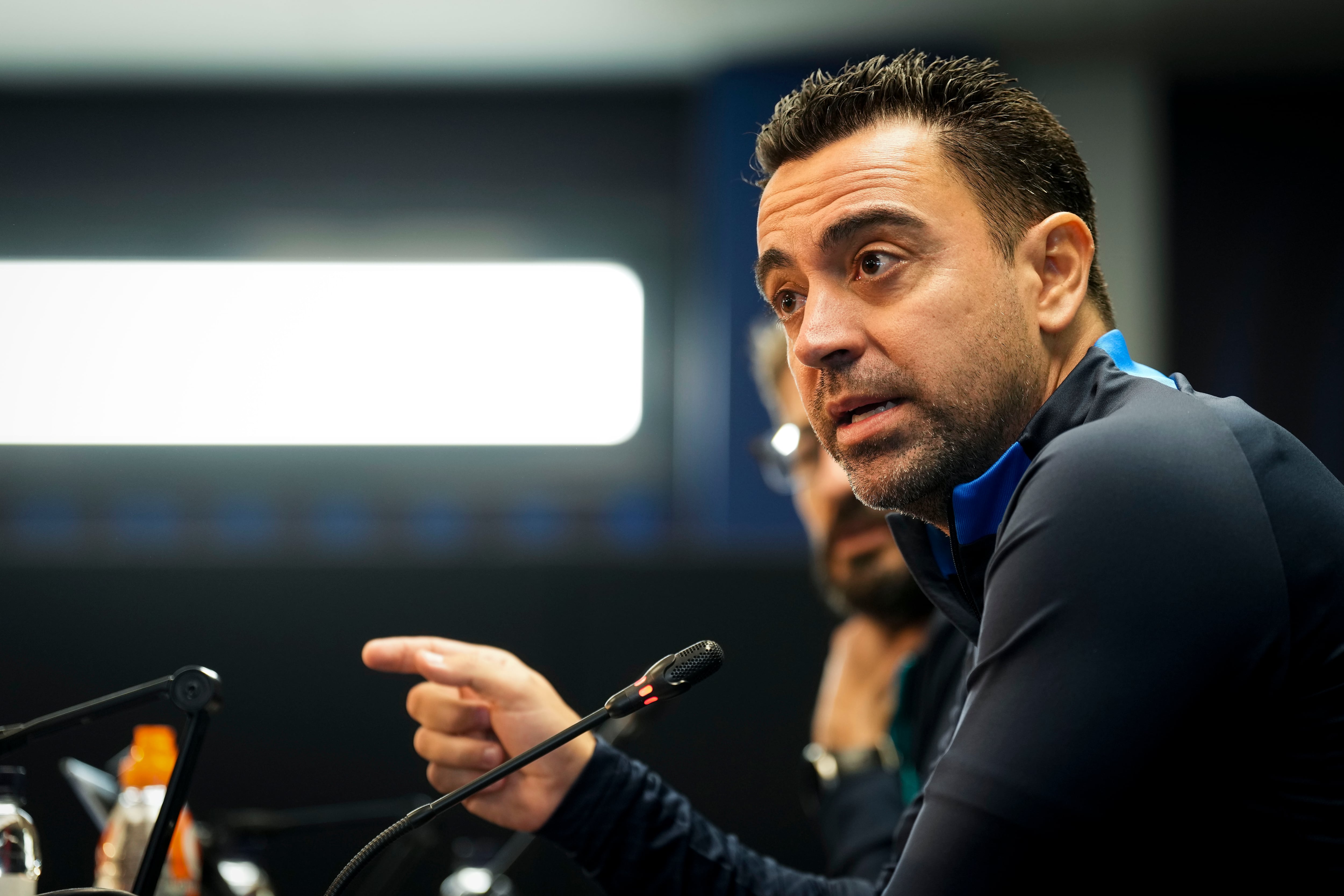 GRAFCAT4680 Sant Joan Despí (BARCELONA) 03/01/2023.- El entrenador del FC Barcelona, Xavi Hernández, durante la rueda de prensa ofrecida este mediodía, tras el entrenamiento realizado hoy en la Ciudad Deportiva Joan Gamper, previo al partido Intercity-FC Barcelona de dieciseisavos de final de la Copa del Rey. EFE/Enric Fontcuberta
