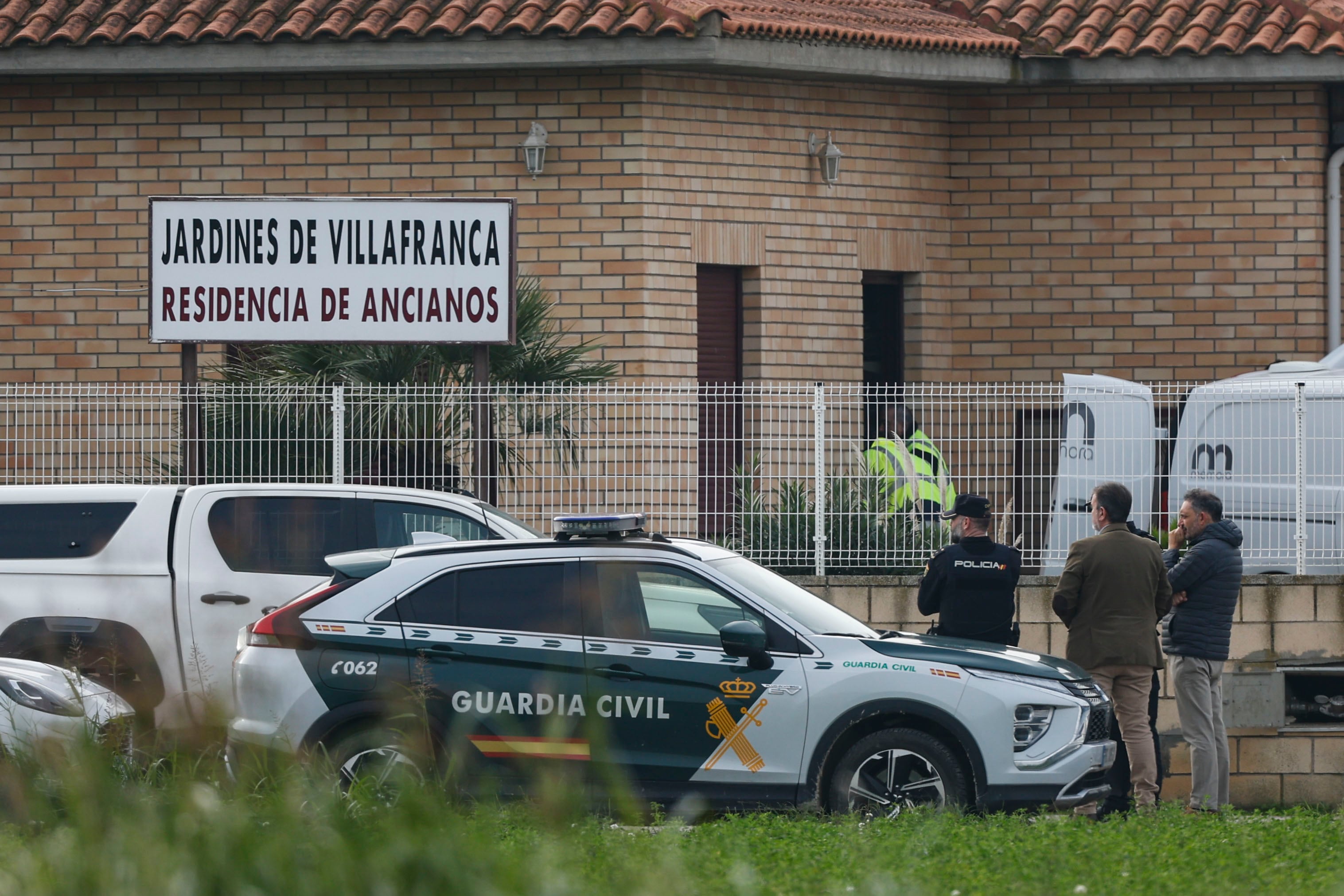 Miembros de los servicios de emergencia a las puertas de una residencia de mayores en Villafranca de Ebro, este viernes