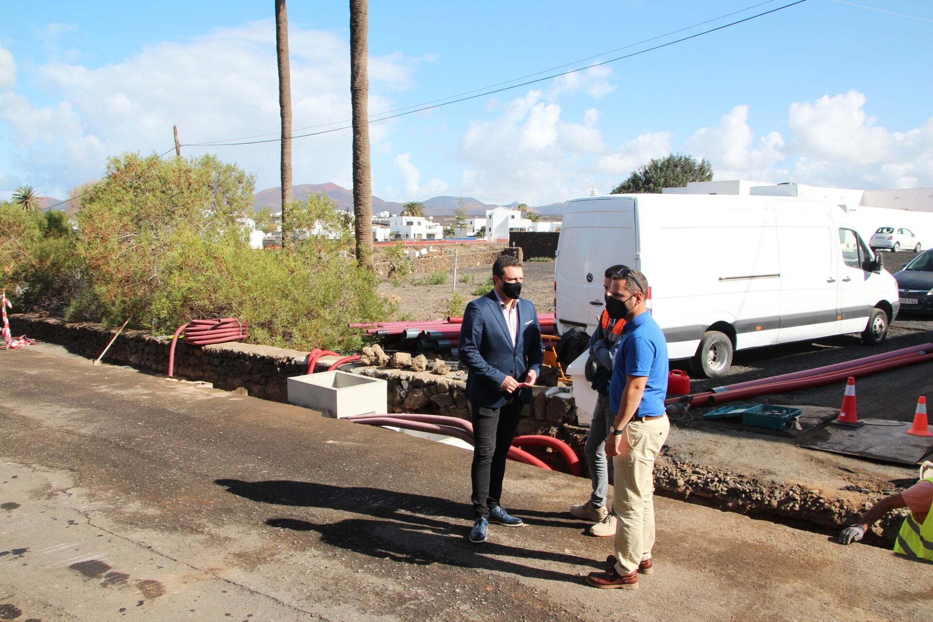 Imagen de archivo del alcalde de Yaiza, Óscar Noda en visita a las obras del mes de enero en el municipio.